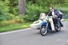 Brautpaar_auf_Motorrad.jpg