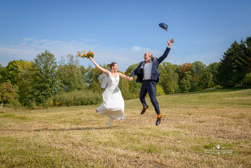 Brautpaar springt in die Luft